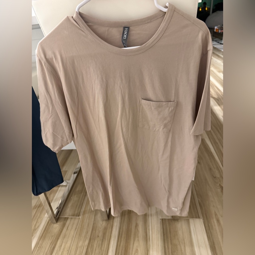Vuori Men’s Feather Pocket Tee in Toast size Large BNWT